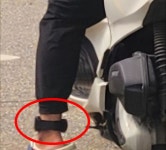 멈춰 선 배달 라이더 발목에 전자발찌가… 네티즌들 “너무 무섭다”