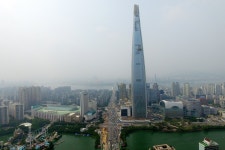 [당신의 생각은] 교통혼잡 1위 롯데월드타워 가는 길 ‘10차로→8차로’ 축소 논란