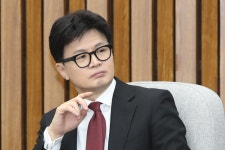 한동훈, “가상자산 ‘과세 2년 유예’ 관철시킬 것” 野 압박