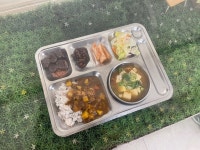 점심시간에 교회·성당·절 ‘식당’ 찾아가는 사람들