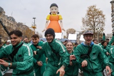 파리 샹젤리제에 퍼진 ‘무궁화꽃이 피었습니다’… 실사판 오징어게임