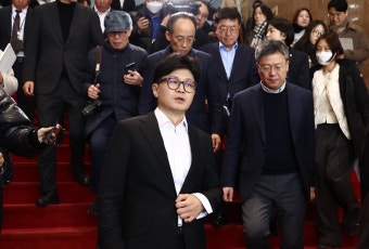 “오죽하면 계엄 했겠냐”… ‘尹 옹호’ 쏟아진 與 의총