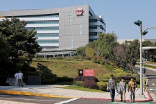 TSMC, 협력사들에 “AI 수요 계속될 것… 2배 생산 확대 준비하라”