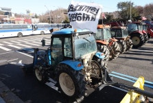 남태령 경찰차벽 28시간만에 철수… 트랙터 10여대 尹 관저까지 행진