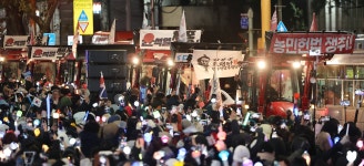 트랙터 탄 농민들, 한남동 尹 관저 앞 찍고 귀향