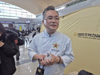 [제주항공 무안참사] ‘흑백요리사’ 안유성 셰프, 김밥 싸서 유가족 찾았다