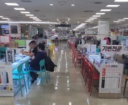 [르포] 단통법 폐지 소식에 휴대폰 상가 가보니… “10만원 이상 고가 요금제에만 추가 보조금 70만원”
