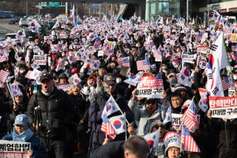 한남동 관저 앞 尹 지지자들 이틀째 집회… “끝까지 싸울 것” 메시지