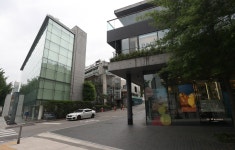 ‘2030 핫플’ 한남동, 尹 지지·반대 시위에 아수라장… “5세 손녀 보는데 욕설”