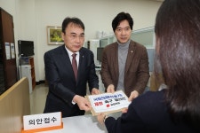국민의힘, ‘카톡 계엄령’ 전용기 제명 결의안 제출