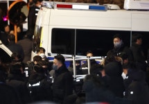 경찰, 사다리 꺼내 관저 초소 쪽으로 이동