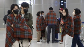 에어부산 탑승객 기내 선반서 화재 발생한 듯