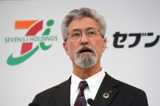 [Why] 사장 교체, 日 최대 자사주 매입… 세븐일레븐이 몸값 높이는 이유