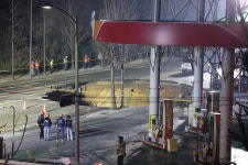 서울 강동구 명일동에 4개 차로 규모 싱크홀… 오토바이 탑승자 구조 중