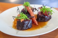 [한국의 스타 셰프들]⑧윤남노, 한계를 즐기며 접시 위에 진심을 담다