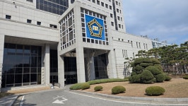 똥 기저귀로 어린이집 교사 때린 엄마, 집행유예 → 징역 6개월