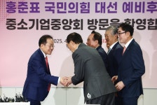 중소기업계 만난 홍준표 “상속세 폐지하고, 강성 노조 정리”