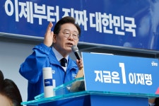 李 “박정희, 산업화 이끈 공 있어… 편 가르지 말자”