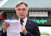 法, ‘박원순 피해자 신상 공개’ 정철승 변호사에 징역 1년...법정구속은 안해