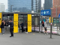 [르포] 금연구역 된 서울역 광장…여전히 뻐끔뻐끔, 단속원과 옥신각신