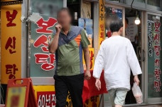[르포] 달라지는 복날 풍경... 보신탕 대신 흑염소탕