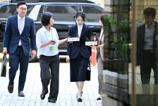 김건희 여사, 구속영장 심사 출석…말 없이 법원 들어가