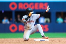 이정후, MLB 통산 10호 홈런…기습 번트까지 3안타 맹활약