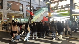 [르포] “사고 나야 정신 차리나”… 성수역, 퇴근길 ‘50m 줄 서기’ 전쟁