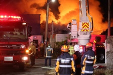 서귀포 토평공단 야적장 화재 공장 건물로 확산… 대응 1단계