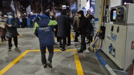 담배 피고 사진 찍고... ‘비상계엄 1년’ 국회 앞 주유소 점거한 시위대