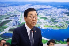 김윤덕 국토장관 “주택 공급, 신뢰가 중요…대책 발표 늦출 수도”