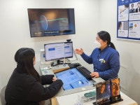 [체험기] “안경 하나로 가까운 글씨부터 생활 시야까지”…‘홈피스 돋보기’ 써보니