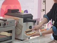 [가봤어요] 빵 데우고 휘핑크림 얹고… CU 성수동 ‘디저트 특화 편의점’