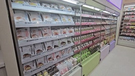 [가봤어요] 빵 데우고 휘핑크림 얹고… CU 성수동 ‘디저트 특화 편의점’