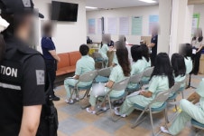 [르포] 5평 방에 11명, 선풍기는 50분마다 꺼져… 폭염 속 청주여자교도소
