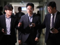 ‘피습 자작극 의혹’ 정이한 전 후보 영장심사 출석… “법정서 밝히겠다”