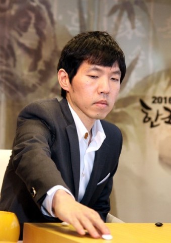 유창혁, 우승 후보 이창호 잡았다
