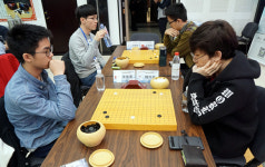 100명의 한국, 14명만이 웃었다 