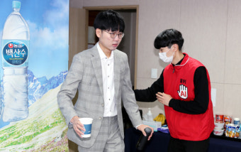 신진서, 4연승 폭발… 커제만 남았다