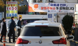 유류세 인하 첫날 휘발유 1,700원대 하락…직영-알뜰주유소 북적