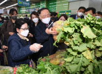 휘발유 가격 L당 98원↓…홍남기 “유류세 인하 신속반영돼야”