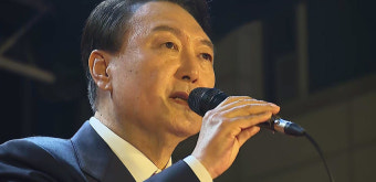 문대통령, 윤석열 당선인과 통화…당선 축하
