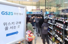 술값 오르자, 김 과장 한병 들고  그 식당  자주 가더라