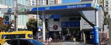 야심차게 바꾼 사명…반년이나 지났는데 간판은 그대로?