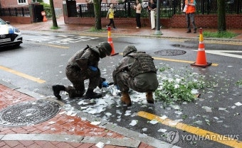 용산 대통령실 청사에 北 쓰레기풍선 낙하…처리중
