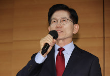 김문수, 서울 신도림역 출근길 인사…교육 공약 발표 [대선 2025]