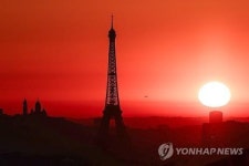 폭염에 에펠탑 입장 금지