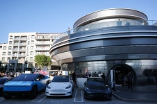 테슬라, LA에 첫 식당·휴게소 다이너 열어…머스크 잘 되면 전 세계로