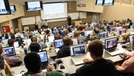 PC방 같은 강의실, 공부 방식도 제각각…의대 강의실 맞아?