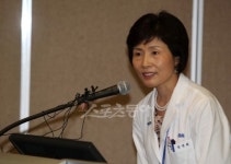 [포토] 신영록 선수의 회복 경과 보고하는 김연희 교수